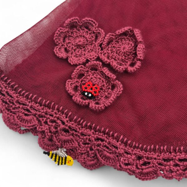 D008-24-round-net-crimson-XL-43cm-closeup Close up of the crochet flowers and beaded bugs on our food nets