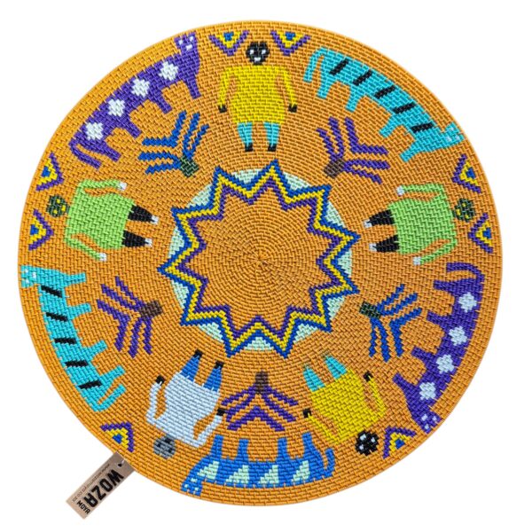 Hardwire pictorial flat platter, woven by Zulu crafters Tholakele Dlamini.
